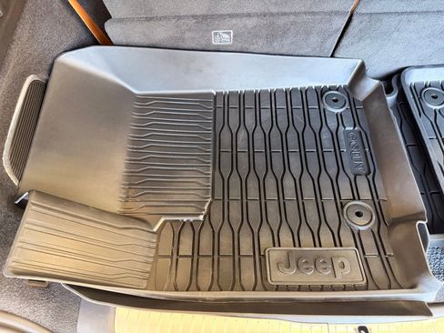 Used 2024 Jeep Grand Cherokee L Summit AWD/4WD image 14