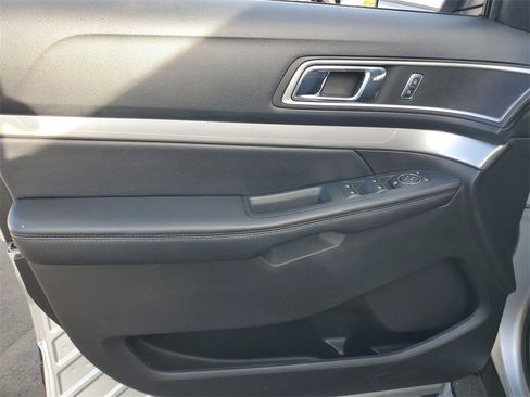 Used 2016 Ford Explorer XLT image 19