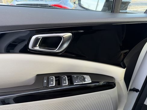 Used 2024 Kia Carnival EX image 13