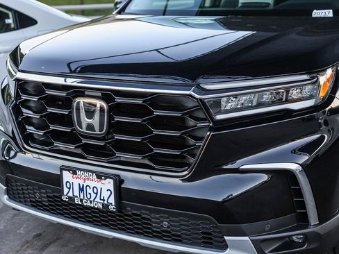 Certified 2024 Honda Pilot Touring image 3