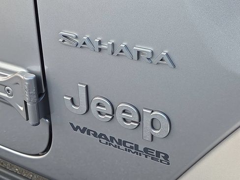 Used 2018 Jeep Wrangler Unlimited Sahara AWD/4WD image 8