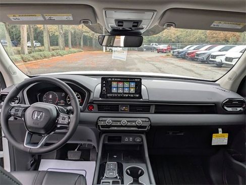 New 2025 Honda Pilot Touring image 12