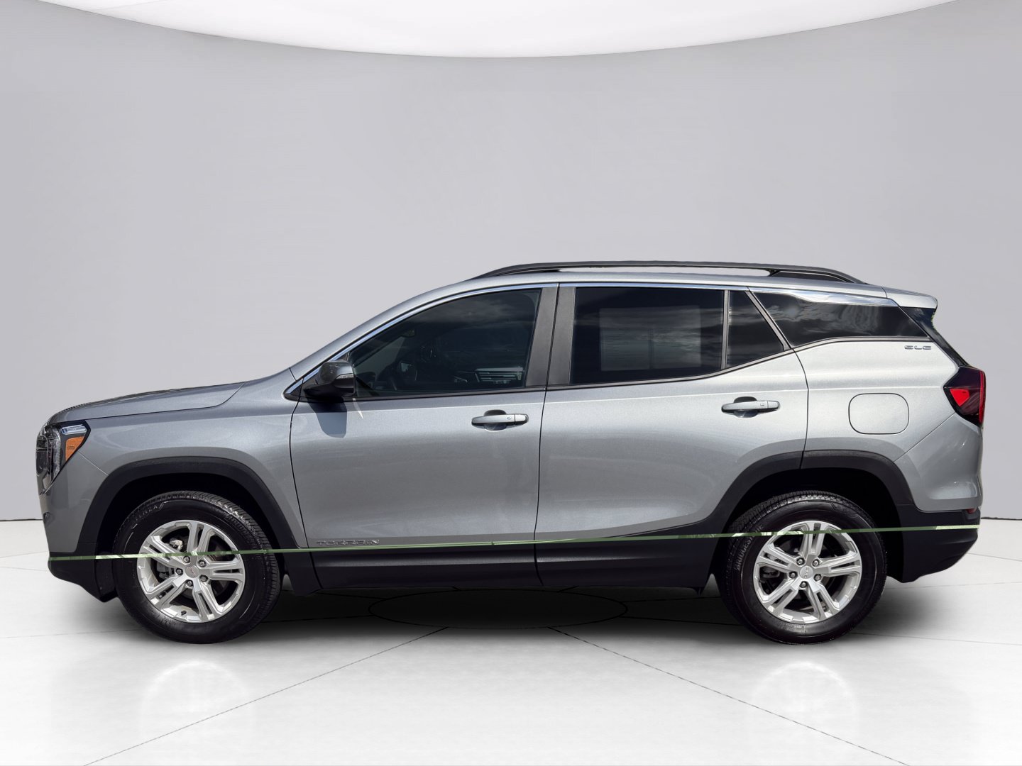 Used 2024 GMC Terrain SLE w/ Driver Convenience Package AWD/4WD image 2