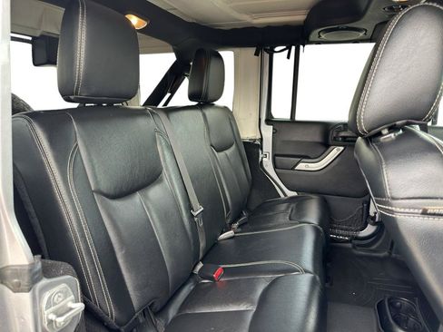 Used 2014 Jeep Wrangler Unlimited Sahara w/ Connectivity Group AWD/4WD image 8