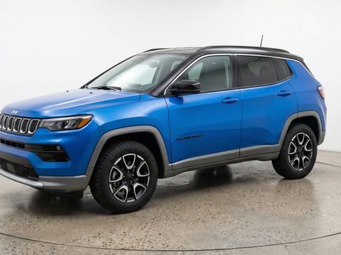 Used 2025 Jeep Compass Trailhawk AWD/4WD image 3