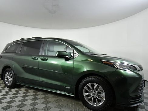 Used 2021 Toyota Sienna LE image 9