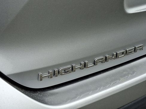 Used 2024 Toyota Highlander LE AWD/4WD image 31