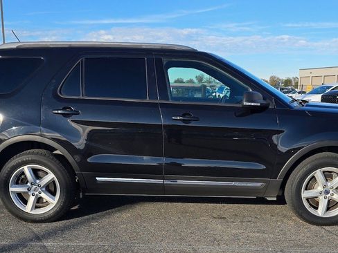 Used 2019 Jeep Grand Cherokee Laredo image 3