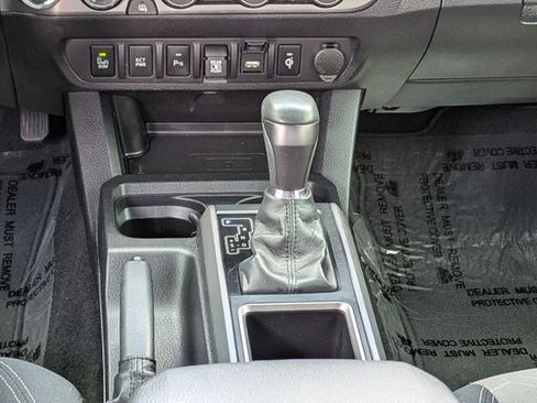 Used 2022 Toyota Tacoma TRD Off-Road w/ Technology Package AWD/4WD image 19