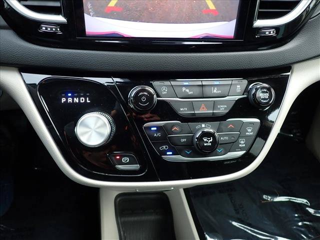 Used 2024 Chrysler Pacifica Touring-L FWD image 19