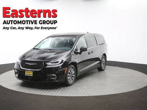 Used 2024 Chrysler Pacifica Limited FWD image 55
