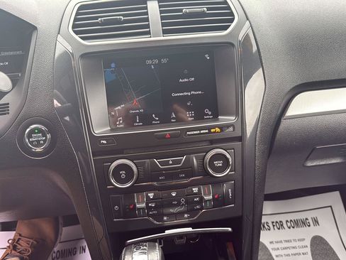 Used 2018 Ford Explorer XLT w/ Equipment Group 202A AWD/4WD image 22