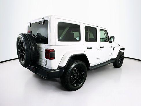Used 2025 Jeep Wrangler Sahara image 9