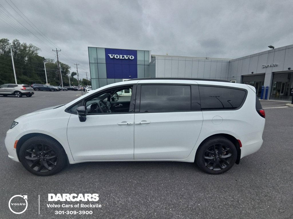 Used 2026 Chrysler Pacifica Limited w/ Uconnect Theater Family Group AWD/4WD image 1