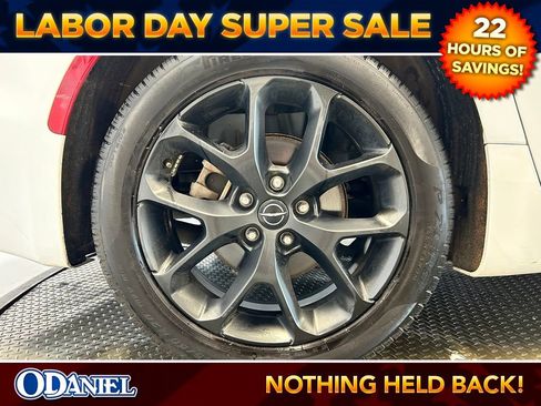 Used 2025 Chrysler Pacifica Limited FWD image 8