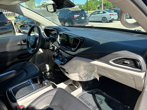 Used 2023 Chrysler Pacifica Touring-L AWD/4WD image 18