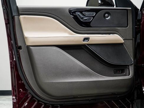 Used 2022 Lincoln Aviator Reserve w/ Elements Package Plus image 32