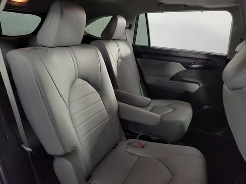 Used 2022 Toyota Highlander XLE AWD/4WD image 16