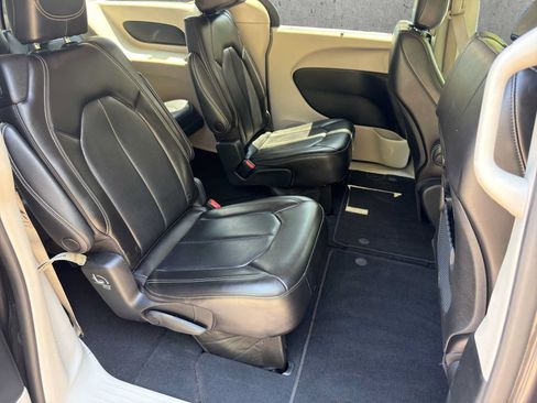 Used 2023 Chrysler Pacifica Touring-L FWD image 21