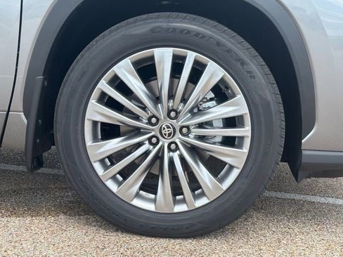New 2026 Toyota Highlander Platinum AWD/4WD image 9