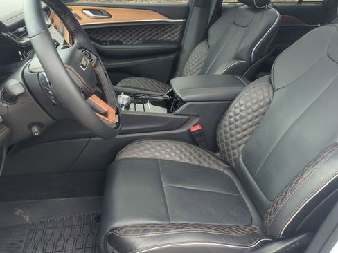 Used 2024 Jeep Grand Cherokee Summit image 11