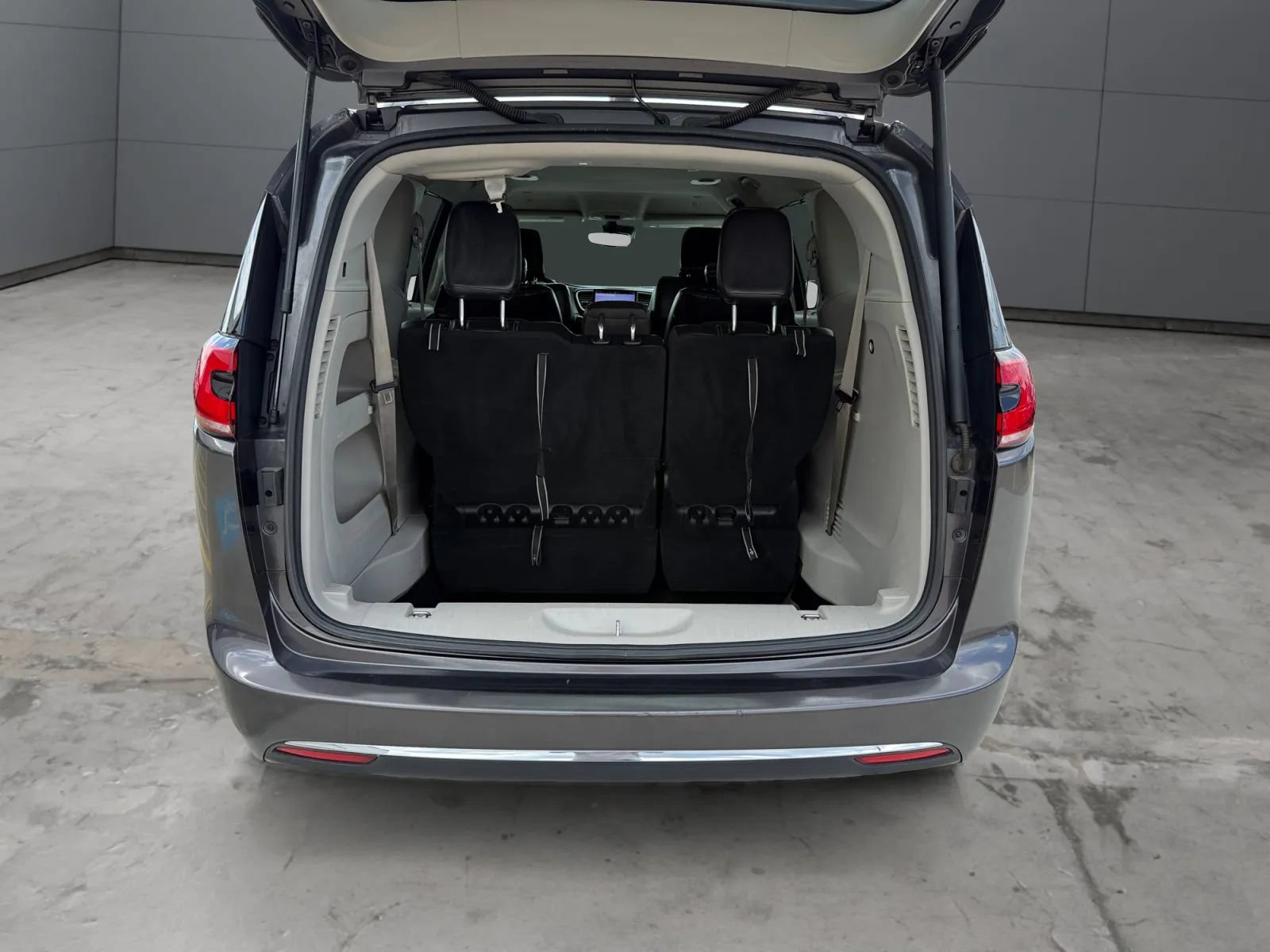 Used 2022 Chrysler Pacifica Touring-L FWD image 10