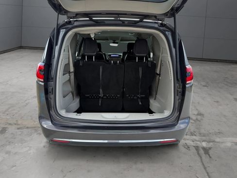 Used 2022 Chrysler Pacifica Touring-L FWD image 10