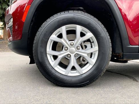 Certified 2023 Jeep Grand Cherokee Limited w/ Trailer Tow Prep Group (B) AWD/4WD image 9