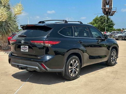 Used 2022 Toyota Highlander XLE FWD image 4
