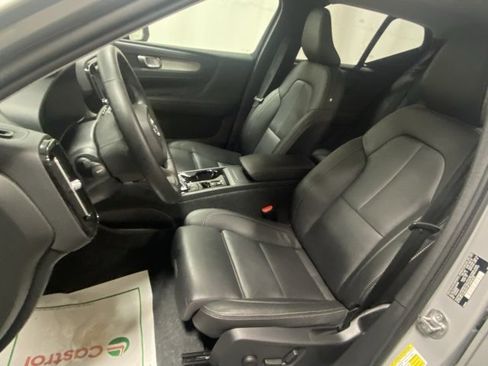 Used 2025 Volvo XC40 B5 Plus image 10