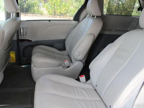 Used 2012 Toyota Sienna XLE AWD/4WD image 22