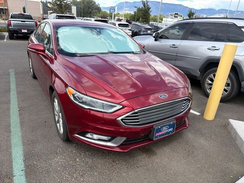 Used 2017 Ford Fusion SE w/ Fusion SE Technology Package FWD image 3