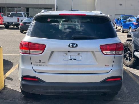 Used 2017 Kia Sorento LX AWD/4WD image 2