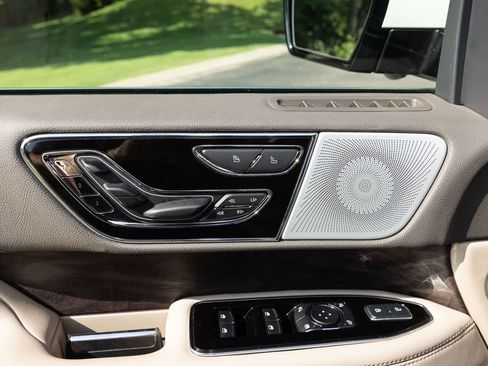 Used 2024 Lincoln Navigator L Reserve AWD/4WD image 19