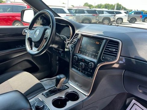 Used 2017 Jeep Grand Cherokee Laredo AWD/4WD image 12