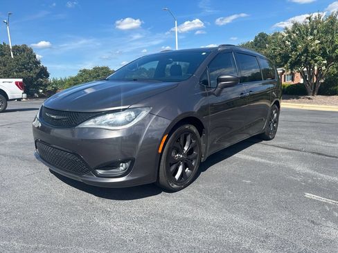 Used 2018 Chrysler Pacifica Touring-L w/ Premium Audio Group FWD image 3