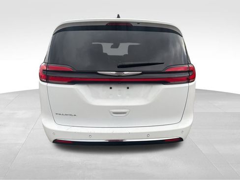 Used 2024 Chrysler Pacifica Touring-L image 4