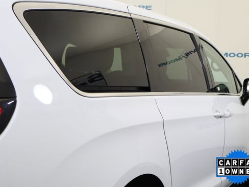 Used 2024 Chrysler Pacifica Select image 6