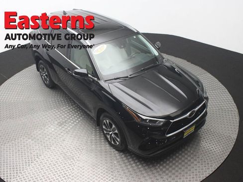 Used 2021 Toyota Highlander XLE AWD/4WD image 3