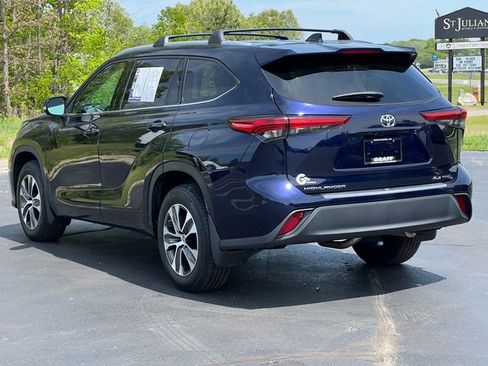 Used 2022 Toyota Highlander XLE AWD/4WD image 12