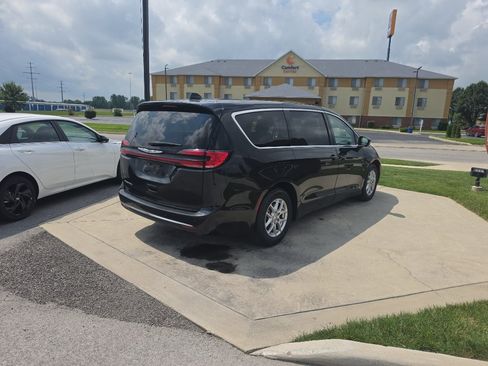 Used 2023 Chrysler Pacifica Touring-L FWD image 5