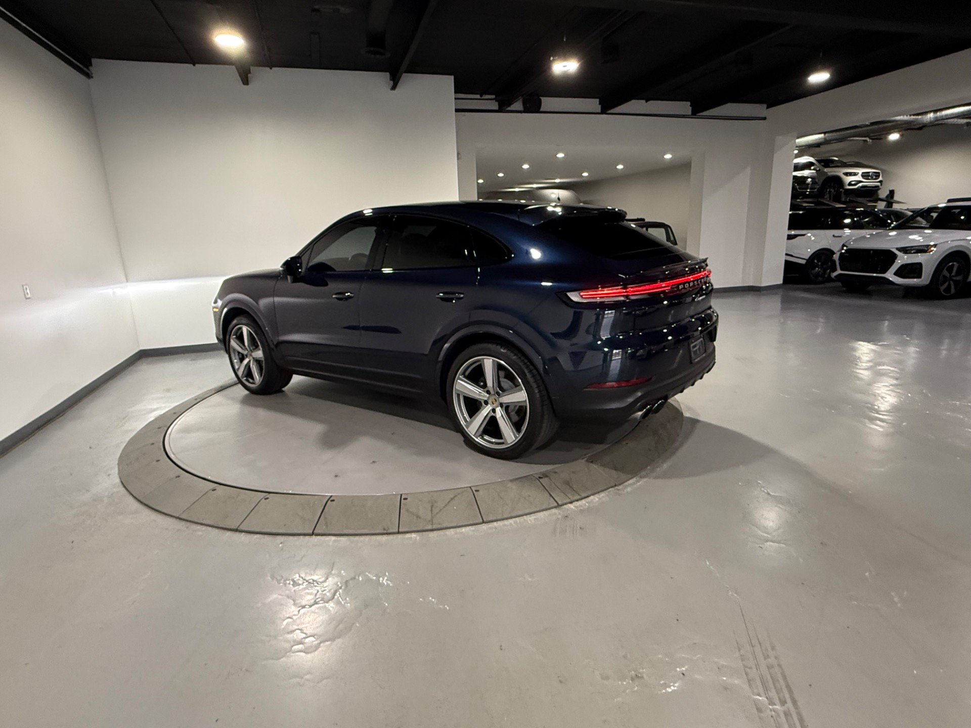 Used 2024 Porsche Cayenne Coupe AWD/4WD image 13