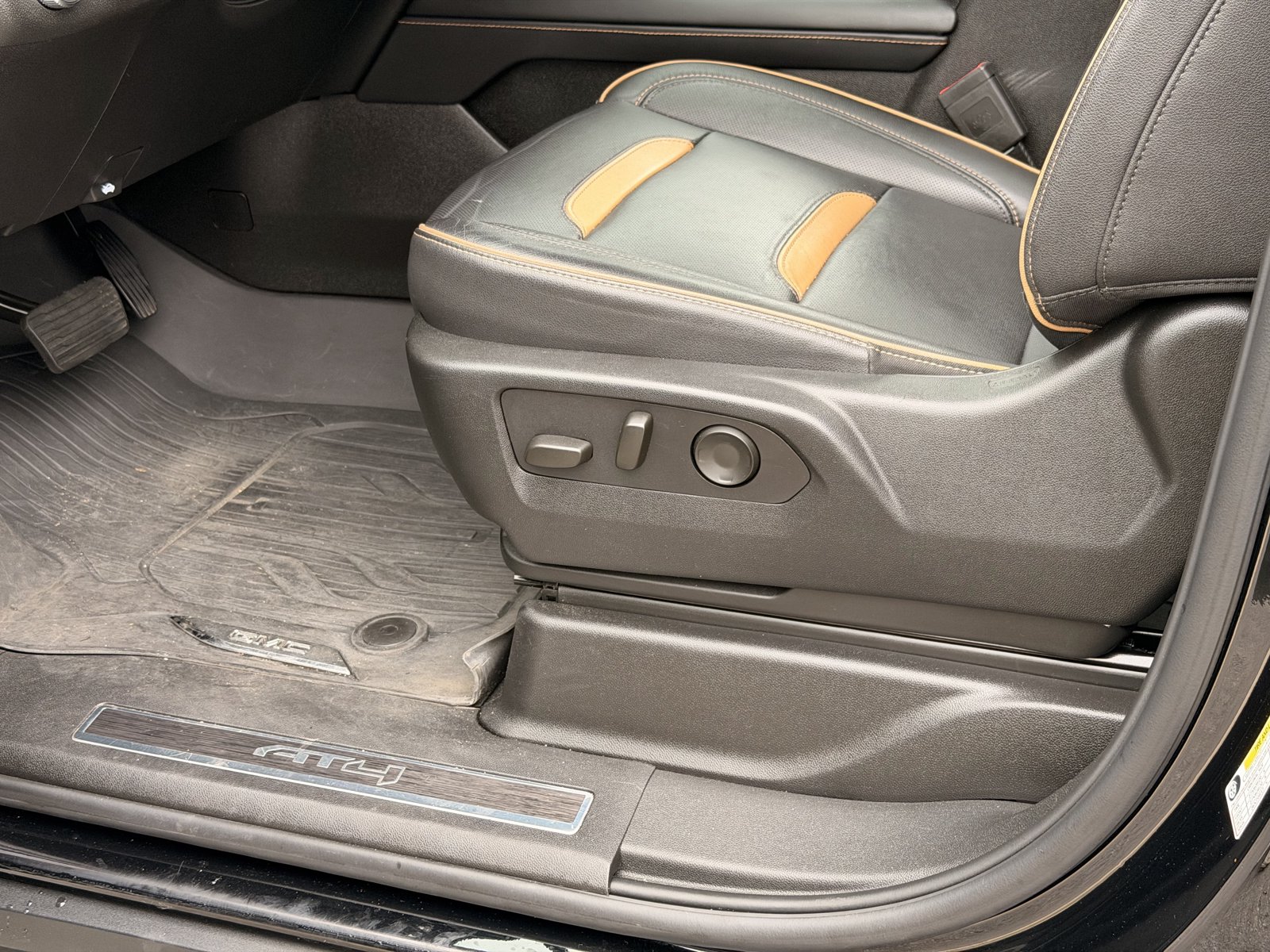 Used 2023 GMC Yukon AT4 w/ LPO, Floor Liner Package AWD/4WD image 15