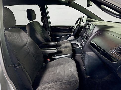 Used 2017 Dodge Grand Caravan SE image 27