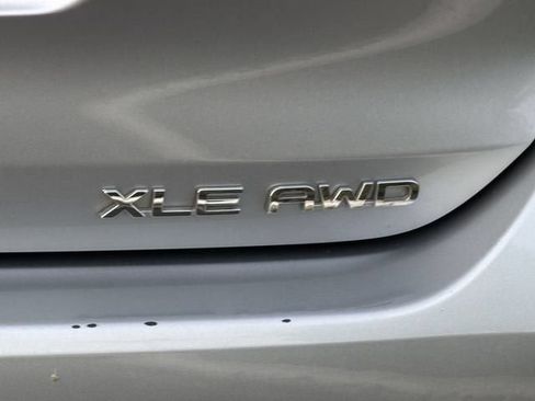 Used 2024 Toyota Highlander XLE AWD/4WD image 9