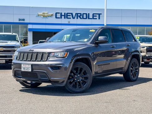 Used 2017 Jeep Grand Cherokee Altitude AWD/4WD image 1