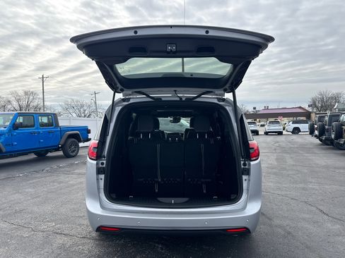 New 2026 Chrysler Pacifica Limited image 19