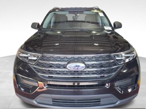 Used 2023 Ford Explorer XLT image 3