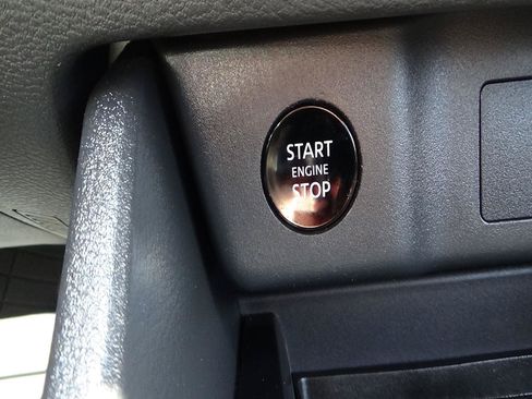 Used 2025 Nissan Rogue SV FWD image 27