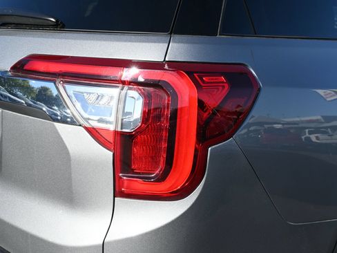 Used 2023 GMC Acadia SLE w/ Driver Convenience Package FWD image 22